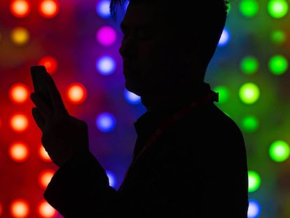 Un visitante del Mobile World Congress de Barcelona toma una foto con su smartphone.