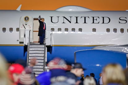 El presidente embarca en el 'Air Force One' tras su mitin en Rochester.