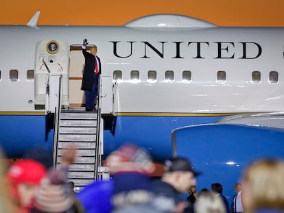 El presidente embarca en el 'Air Force One' tras su mitin en Rochester.