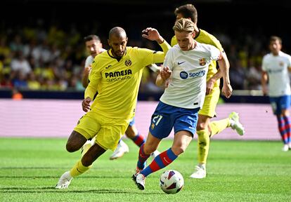 De Jong trata de zafarse de Capoué durante el partido de este domingo en Villarreal.