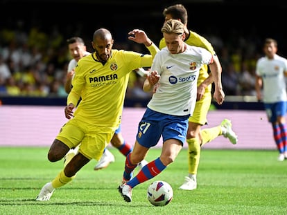 De Jong trata de zafarse de Capoué durante el partido de este domingo en Villarreal.