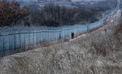 Bulgaria ha sido uno de los últimos países en erigir una verja contra la inmigración en la frontera oriental de Europa. Cuando, en 2012, Grecia inauguró su muro de 12 kilómetros en la lengua de tierra que le unía a territorio turco (el río Evros ejerce de separación natural los restantes 194 kilómetros), Bulgaria comenzó a recibir un flujo creciente de refugiados y migrantes; así pues las autoridades de Sofía decidieron imitar a su vecino y levantar una valla de tres metros de altura a lo largo de 33 kilómetros en la frontera con Turquía que fue completada en 2014. Un año más tarde, el Gobierno anunció que la extendería otros 130 kilómetros (de los 240 que consta la frontera turco-búlgara) y posteriormente otros 60 kilómetros más. Al Estado más pobre de la Unión Europea consideró que le salía más barato pagar los 122 millones de euros que se calcula ha costado esta ampliación que el millón de euros que pagaba al mes por el millar de policías que mantenía patrullando dicha frontera. El resultado ha sido que, en efecto, ha contenido el número de refugiados. Eso sí, a costa de que las rutas que utilizan quienes intentan penetrar en el país se hagan más peligrosas: a través de las montañas de Istranca. Las últimas víctimas fueron, el pasado 6 de enero, dos iraquíes hallados muertos a causa de la hipotermia. Unos días antes, una mujer somalí había muerto en la misma zona./ ANDRÉS MOURENZA (Estambul)