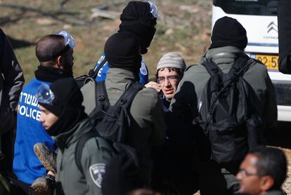 La policía israelí se lleva a un colono hoy durante el segundo día de la evacuación de Amona.