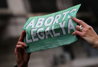 Una manifestante sujeta una pancarta que pide el aborto legal en Argentina. 