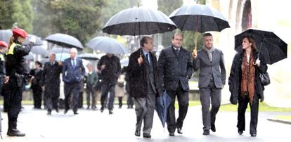 Urkullu (segundo por la derecha) sale del cementerio de Derio junto a Areso (izquierda), Ortuzar e Itxaso Atutxa, tras la incineración de los restos mortales de Azkuna.