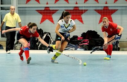 Jugadoras del SPV 51, con indumentaria roja, en un partido contra el Club de Campo.