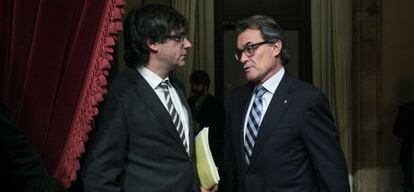 Carles Puigdemont (izquierda) con Artur Mas (derecha).