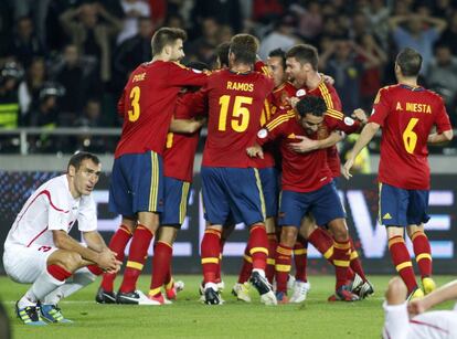Los jugadores de la selección española celebran el gol de Soldado.
