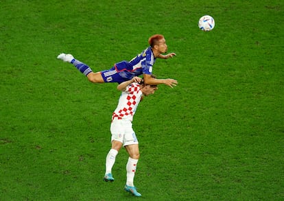 Luka Modric, disputando un balón aéreo con el japonés Yuto Nagatomo.