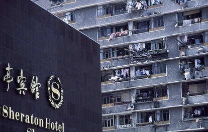 Ropa colgada en los balcones de una vivienda junto al hotel Sheraton, en Shanghái.