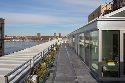 O imóvel também oferece uma vista incrível para o rio Hudson e o skyline de Nova Jersey.