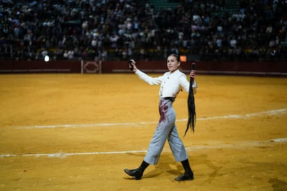 La novillera Olga Casado tras su faena en el festival taurino en favor por los damnificados por la dana, celebrado el 1 de diciembre en la plaza de Vistalegre, en Madrid. 