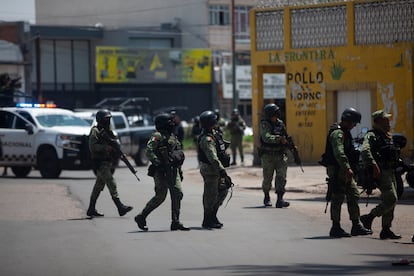 Agentes de la Guardia Nacional y el Ejército, durante un operativo en Guanajuato.
