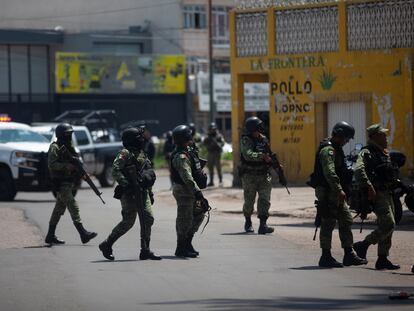 Agentes de la Guardia Nacional y el Ejército, durante un operativo en Guanajuato.