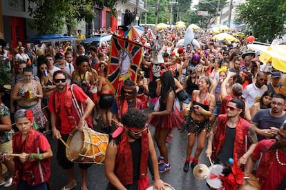 O bloco Jegue elétrico desfilou pelas ruas de Pinheiros neste domingo.