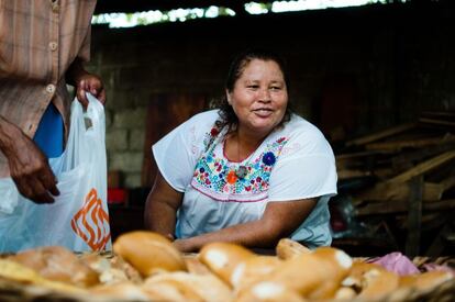 Norma Romero, coordinadora de las patronas, mete en bolsas las raciones de pan, que obtienen de las donaciones por parte de vecinos, comercios y organizaciones. Cuando dieron la primera bolsa de pan a un migrante centroamericano hambriento hace 20 años no sabían que iban a convertirse en defensoras de los derechos humanos. Ni mucho menos pensaron que su historia sería escuchada por todo el mundo y que serían consideradas un ejemplo.