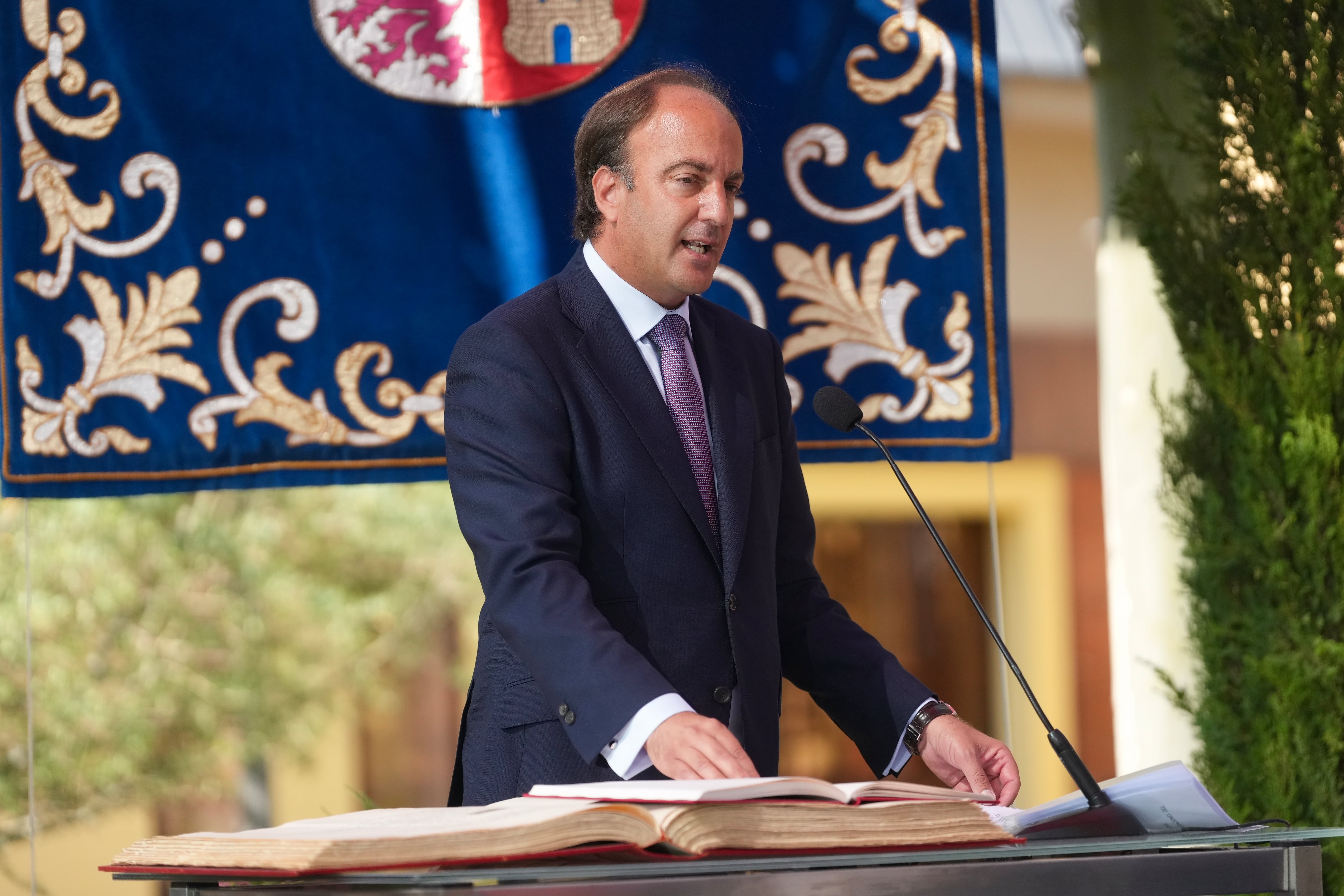 El nuevo consejero de Agricultura de Vox en Castilla y León aprobó una oposición gracias a un máster que no podía haber cursado