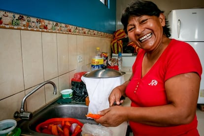 En la cocina de la iglesia Betel Maestro, usada como albergue, una voluntaria prepara la comida para los desplazados y ahuyenta las moscas y otros bichos con incienso.