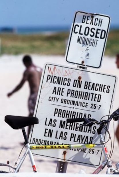 Cartel bilingüe en una playa de Miami.