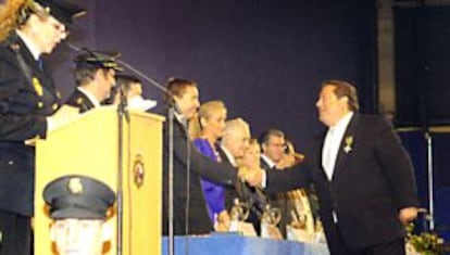 Otro de los cabecillas, Alfonso Tezanos, recibe la medalla al mérito policial en 2009 en presencia del fiscal Manuel Moix, Cristina Cifuentes, Carlos Dívar, Amparo Valcarce y Francisco Granados, entre otros cargos.