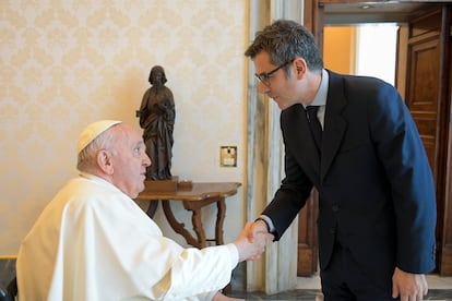 El papa Francisco, este lunes, con el ministro español de la Presidencia, Félix Bolaños, antes de mantener una audiencia privada en El Vaticano.