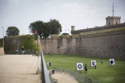 El fossar del castell de Montju?c.