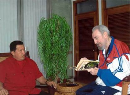 Fidel Castro lee un libro sobre el Che durante su reunión del sábado con Hugo Chávez en La Habana.