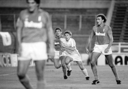 Emilio Butragueño intenta escaparte del marcaje de Ciro Ferrara en un Bernabéu a puerta cerrada.