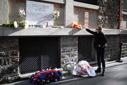 Una mujer deja un ramo de flores en una placa conmemorativa por las víctimas que murieron durante los araques terroristas en París hace dos años.