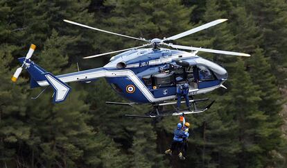 Un helicptero de los servicios de rescate vuela sobre los restos del avin siniestrado en un rea de alta monta?a en los Alpes franceses, cerca de la localidad de Seyne-les-Alpes, en el sureste de Francia.