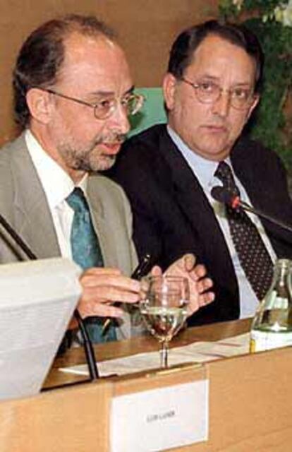 Pedro Ferreras, a la derecha, con Cristóbal Montoro.