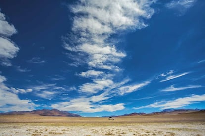 D&Iacute;A SEIS &ndash; ANTOFAGASA-TOLAR GRANDE
 Majestuosa etapa, bajo el mismo cielo protector rozando los 5.000 metros.  El aire limpio es pura medicina para el esp&iacute;ritu. Pero debemos ser precavidos  con los esfuerzos extras en este periodo de aclimataci&oacute;n. Todo es m&aacute;s lento. Al traspasar un alto, nos asomamos a un solar. Un inmenso desierto blanco que se extiende bajo nuestros pies. Y desde all&iacute;, a otro m&aacute;s ardiente a&uacute;n. El Solar del Hombre Muerto nos da la bienvenida con la calavera de un vaca empalada sobre un poste a 4.600 metros de altura. Los pensamientos se ralentizan pero el coche sigue avanzando sobre este paisaje que en cualquier postal confundir&iacute;amos con nieve. Por fin, la pista se humaniza con alg&uacute;n poste telegr&aacute;fico que nos anuncia la llegada a Tolar Grande, pueblo a 3.500 metros del departamento de los Andes, en plena Puna Salte&ntilde;a. Un lugar &uacute;nico, inquietante, para siempre perdido en el universo de los mapas... 