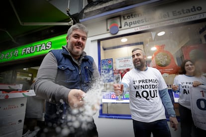 Trabajadores de la administración de lotería número 27 de A Coruña celebra haber vendido El Gordo del sorteo de Navidad.