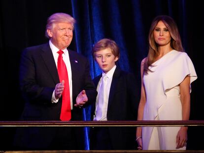 Melania Trump con el mono blanco de Ralph Lauren que vistió la noche que Donald Trump ganó las elecciones presidenciales.