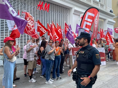 Empleados de H&M, en la puerta de una tienda protestando por una mejora de sus condiciones laborales este martes 20 de junio.