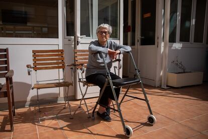 Trinidad López, de 103 años, posa en la residencia Las Dalias de Barcelona, donde vive.