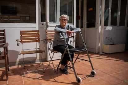 Trinidad López, de 103 años, posa en la residencia Las Dalias de Barcelona, donde vive.