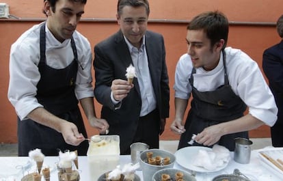 Joan Roca y dos de sus cocineros, ayer en el Palau Robert. 