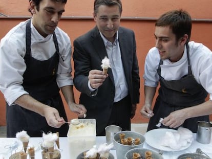 Joan Roca y dos de sus cocineros, ayer en el Palau Robert. 