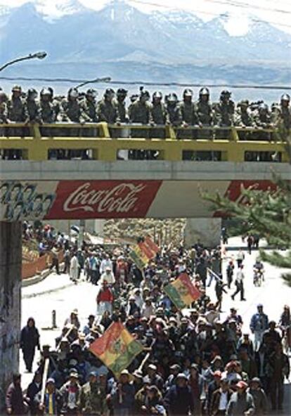 Miles de bolivianos han salido a las calles para forzar la dimisión del presidente Sánchez de Lozada.