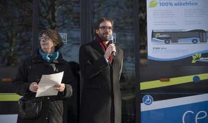 La delegada de Medio Ambiente y Movilidad, In&eacute;s Saban&eacute;s, con el gerente de la EMT &Aacute;lvaro Fern&aacute;ndez Heredia