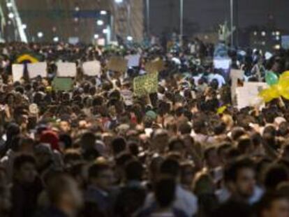 Estudiantes protestan el 17 de junio de 2013, contra el aumento de la tarifa de autobús en la ciudad de Sao Paulo (Brasil).