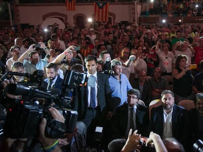 Carles Puigdemont (I) y Oriol Junqueras (C) en el inicio del acto.