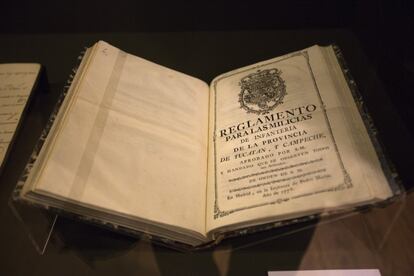 La exposición está formada por más de 100 piezas que incluyen cuadros, reproducciones, dioramas, trajes de la época, documentos... El recorrido se divide en cuatro salas, cada una de ellas destinadas a un área temática diferente. En la imagen, un ejemplar original de un reglamento militar.