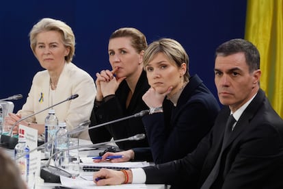 La presidenta de la Comisión Europea, Ursula von der Leyen, la primera ministra de Dinamarca, Mette Frederiksen, la de Islandia, Kristrun Frostadottir y el presidente de España, Pedro Sánchez, este lunes en una rueda de prensa en Kiev.