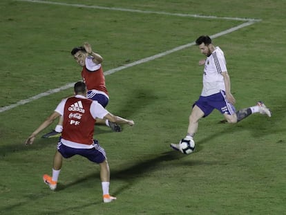Messi treina com a seleção argentina no estádio do Barradão.