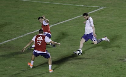 Messi treina com a seleção argentina no estádio do Barradão.