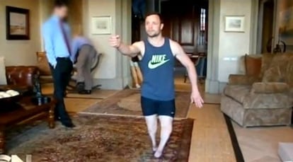 Una imagen del vídeo en el que Pistorius reconstruye el asesinato de su novia.