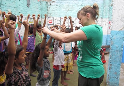 Belle Staurowsky, durante una de sus clases de artes marciales en India.