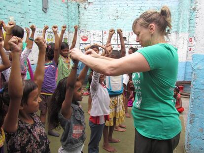 Belle Staurowsky, durante una de sus clases de artes marciales en India.